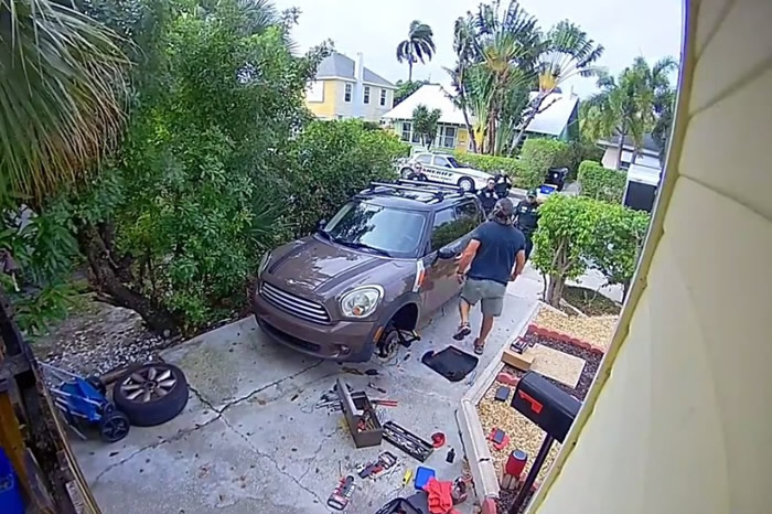 警员登门时，男子在家后院修车。
