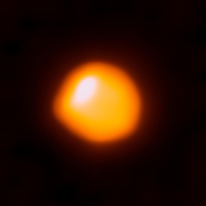 智利阿塔卡玛大型毫米及次毫米波数组（ALMA）天文台所拍摄的参宿四影像。 IMAGE BY ALMA (ESO/NAOJ/NRAO)/E. O’GORMAN/P