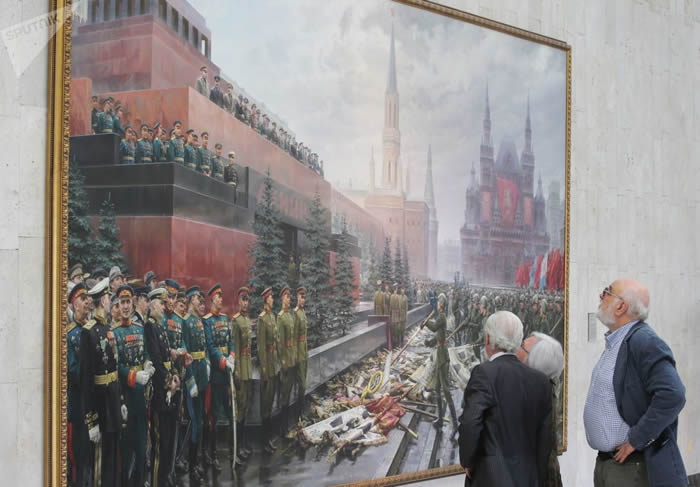 乌克兰领导当时送给斯大林的礼物是由画家米哈依尔·赫梅利科创作的巨幅油画“胜利祖国的凯旋式”。画布上画的是1945年红场胜利大阅兵的场景. © Sput