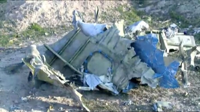 乌克兰国际航空波音客机在伊朗坠毁机身惊见“明显弹孔”？专家：可能被击落