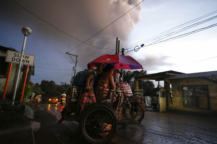 菲律宾北部塔阿尔火山剧烈活动 喷出大量火山灰并引发闪电
