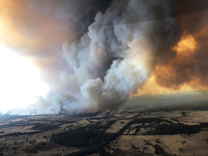 2019年12月30日，烟雾卷流下野火在澳洲拜恩斯戴尔（Bairnsdale）肆虐，数千名旅客在情况恶化之前从澳洲惨遭野火蹂躏的东部海岸逃离。 PHOTOGRA