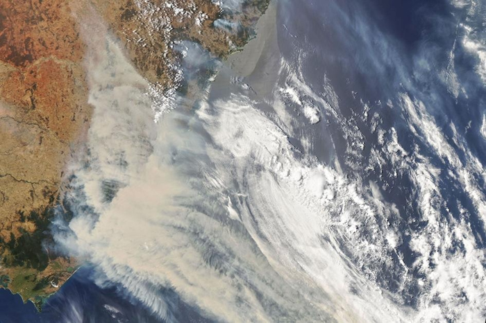 这张由美国太空总署（NASA）所拍摄的卫星照片显示出澳洲大火烟雾与云团流动的痕迹。 PHOTOGRAPH BY JOSHUA STEVENS, NASA EAR