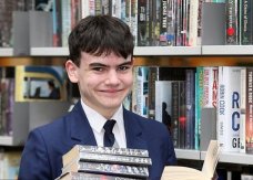 靠书本首句认出129本名著 英国14岁少年Monty Lord创记忆类吉尼斯世界纪录