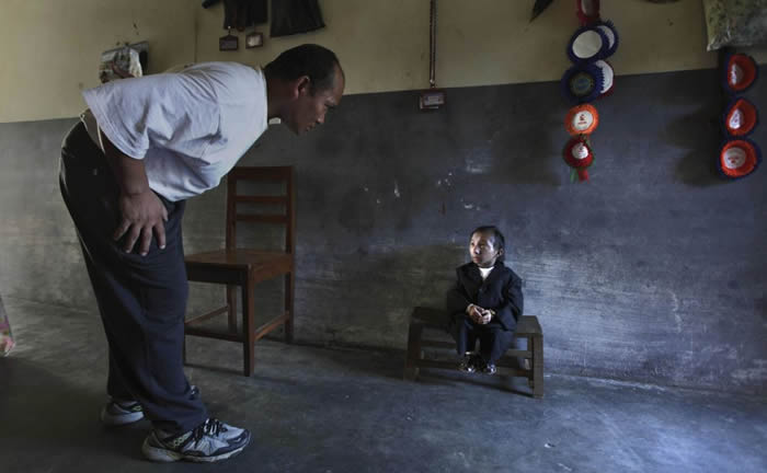 《吉尼斯世界纪录》：世界上最矮的男子卡根德拉•塔巴•马加尔因肺炎去世