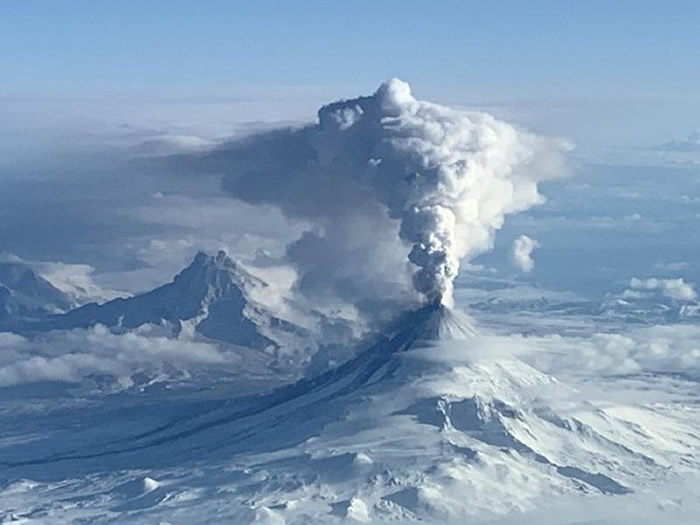 美国阿拉斯加希沙尔丁火山（Shishaldin Volcano）再次喷发