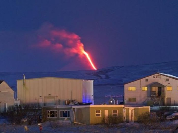 美国阿拉斯加州希沙尔丁火山再喷火山灰 直冲8000米高空