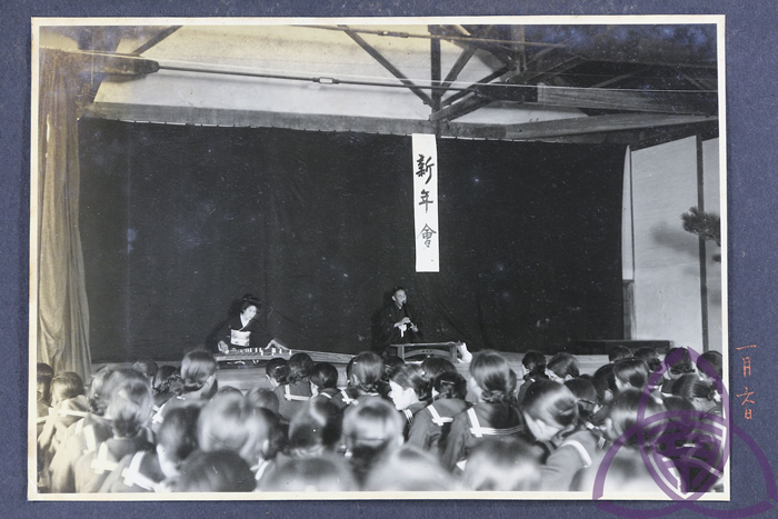 昭和 10 年（1936 年）二高女（今台南女中）的新年会，学校是日本政府规训同化的重点场域，透过各种活动、仪式让学生接受「新历年」。图片来源│台南女中百年老照