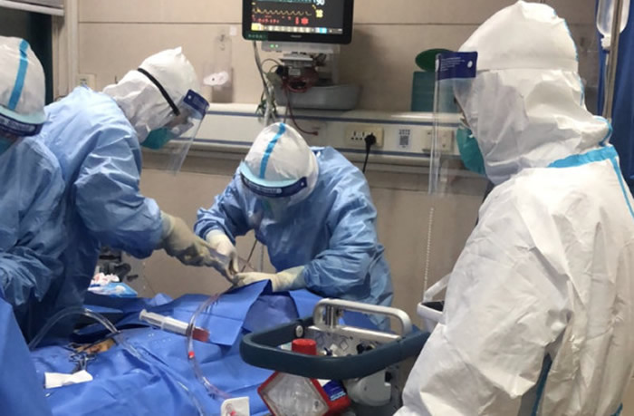 新型冠状病毒致肺功能受损，中南医院用叶克膜成功救回病患。（图／翻摄澎湃新闻）