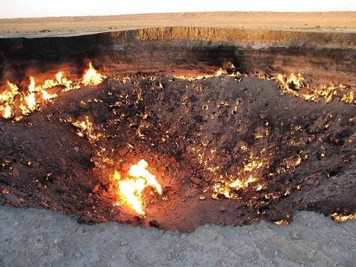 中亚土库曼斯坦沙漠“地狱之门”燃烧持续49年不熄灭 一年烧掉115亿天然气