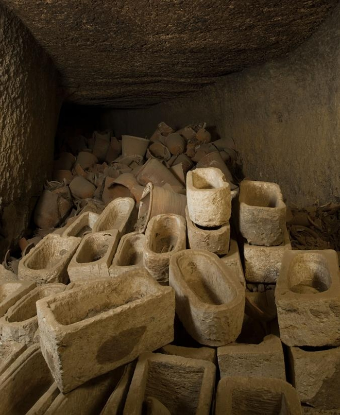 图纳艾戈贝尔（Tuna el-Gebel）遗址一处储藏间散落着装圣䴉木乃伊的石棺，该遗址存放着超过400万具鸟木乃伊。 PHOTOGRAPH