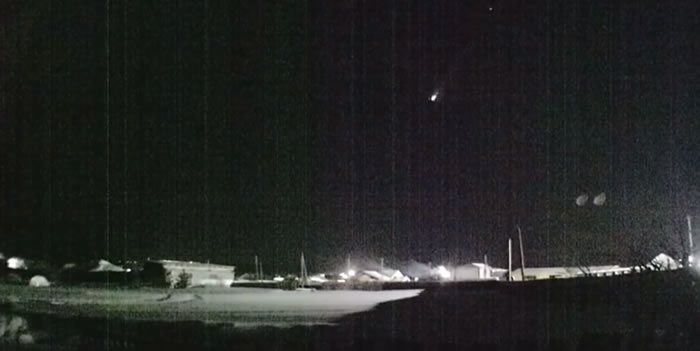 流星在乌拉尔居民区上空高速飞过发出耀眼闪光