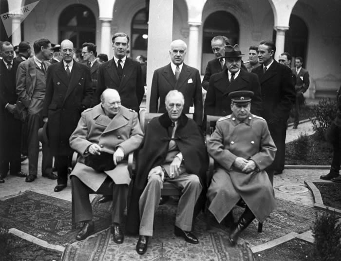 英国首相温斯顿·丘吉尔、美国总统富兰克林·德拉诺·罗斯福和苏联元帅约瑟夫·斯大林在雅尔塔会议一次例会开始之前的合影