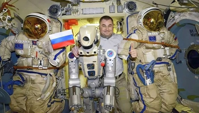 俄罗斯宇航员亚历山大·斯科沃佐夫在国际空间站教人形机器人费奥多尔用毛巾擦汗