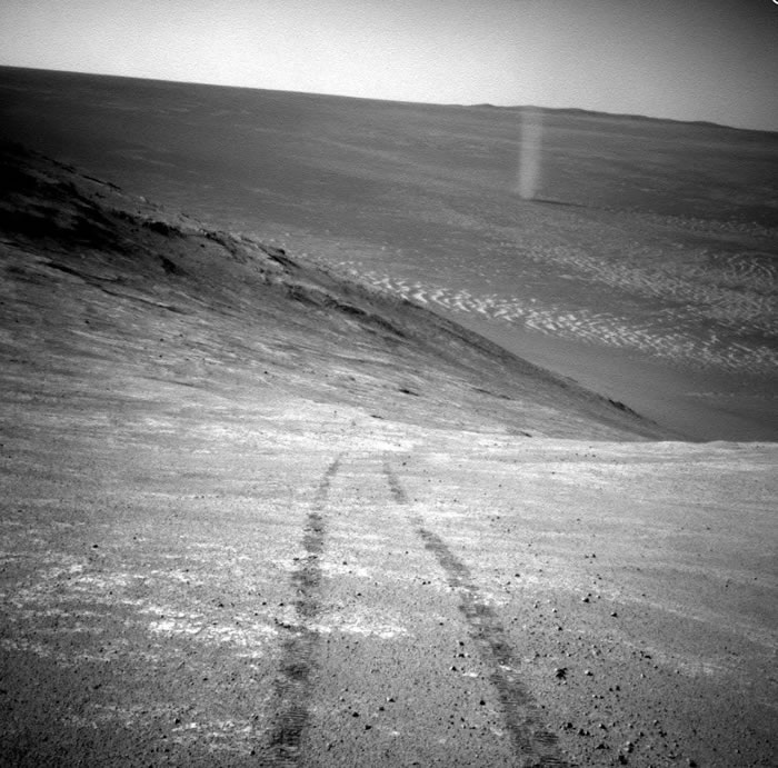 MRO不是寻找尘埃魔鬼的唯一火星机器人。2016年，“机遇号”火星探测器曾捕捉到了尘魔的美丽地面视图。