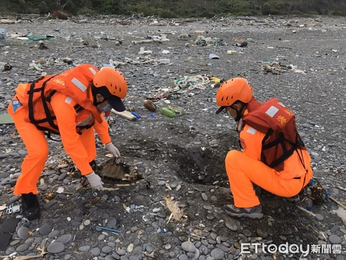 海巡署第六岸巡队第六三岸巡中队人员协助就地掩埋海龟 。（图／记者陈昆福翻摄）