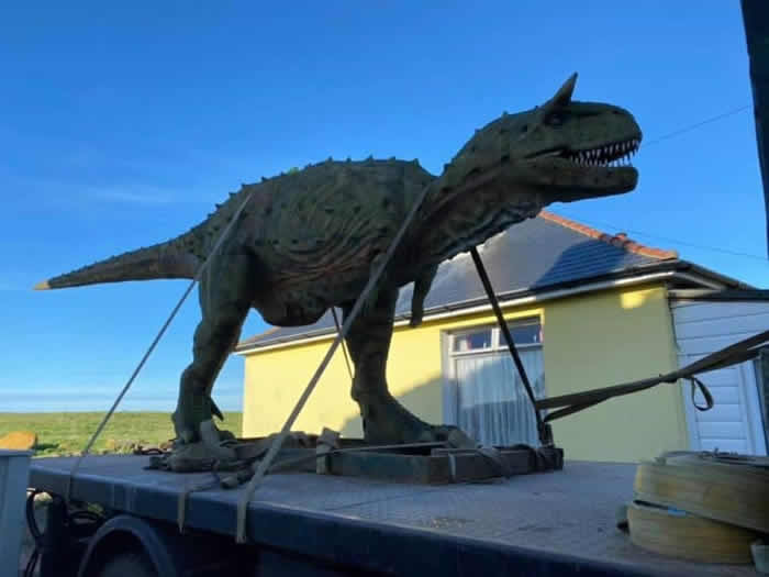 英国根西岛父亲买恐龙模型送儿子 谁料牛龙竟有6米长