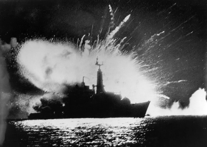 英国当年靠CIA情报胜出福克兰群岛战争。图为阿根廷空袭英国军舰。（Getty Images黑白图片）