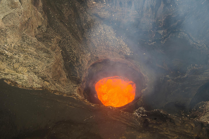 这是万那杜安布理姆火山的五座火山湖之一，以前有岩浆在破火山口里翻腾，直到2018年冬天这座火山爆发导致这些湖全数消失。 PHOTOGRAPH BY ROBERT
