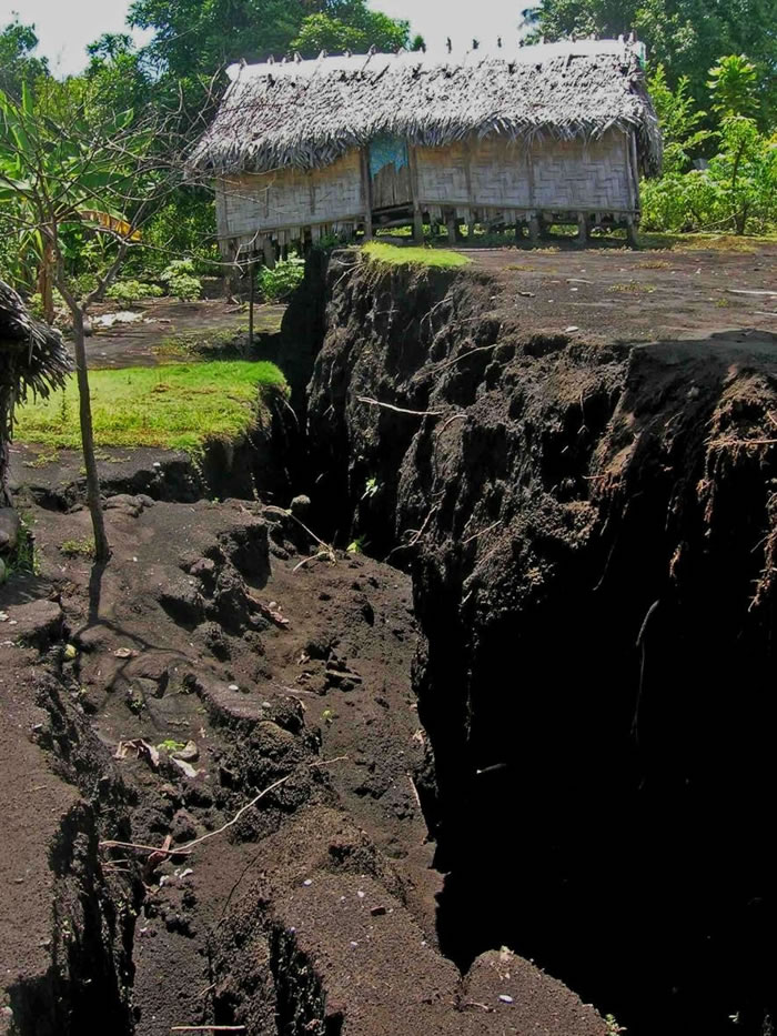 2018年在安布理姆火山爆发期间，当岩浆挤压通过地底时，造成了地上的景观断裂和破碎。 这种情形在距离火山口边缘将近13公里的帕默村特别明显。 PHOTOGRAP
