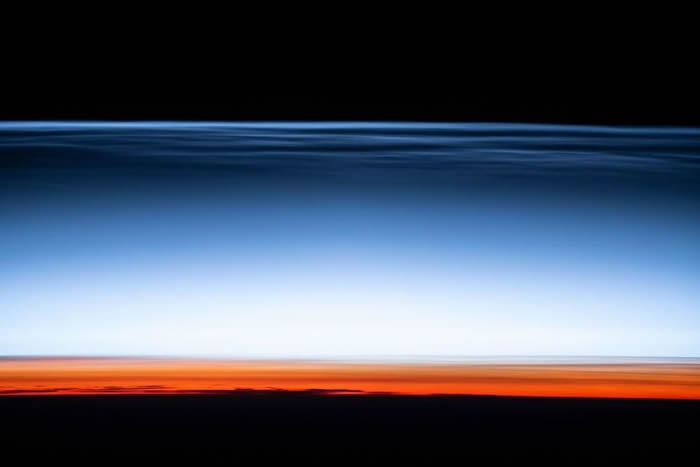 美国国家航空航天局（NASA）发布国际空间站拍摄的珠母云（夜光云）照片
