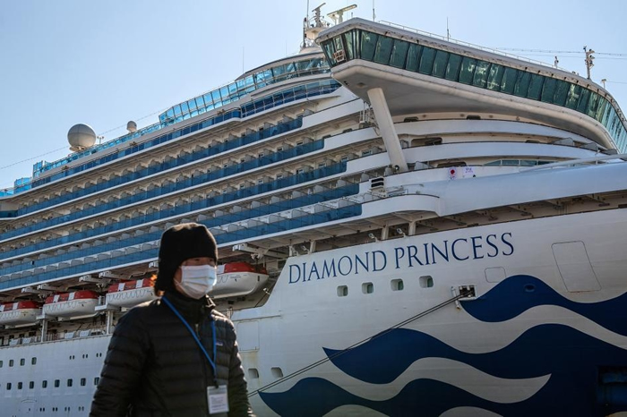 图中为2月10日停靠在日本横滨港的钻石公主号，这艘游轮在部分乘客确定感染新型冠状病毒后遭到检疫隔离。 PHOTOGRAPH BY CARL COURT, GET