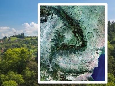欧洲太空总署哨兵2号卫星从太空拍摄罗马尼亚名山大川面貌