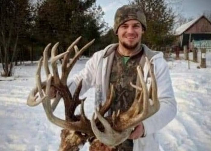 美国威斯康辛州男子拾获超巨型鹿王犄角