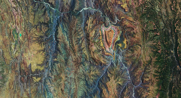 欧洲航天局哨兵2号卫星拍摄的玻利维亚高原心形沉积结构