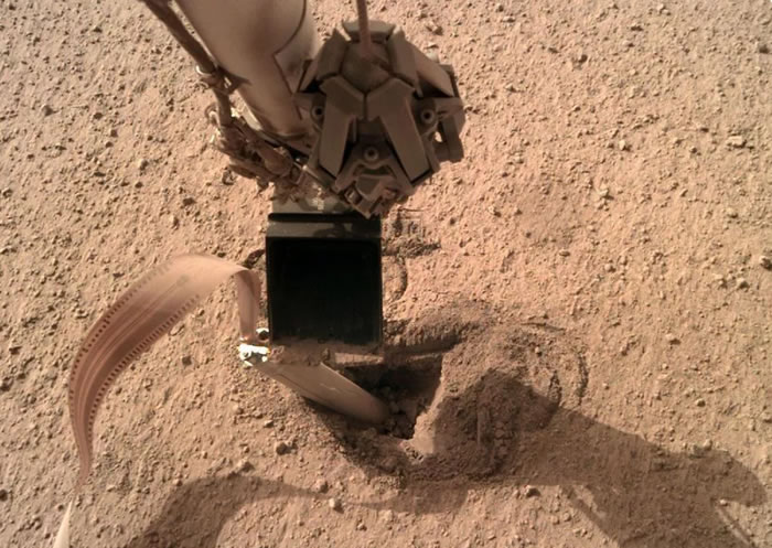 NASA洞察号火星着陆器尝试新方法来推动被卡住的“鼹鼠”移动