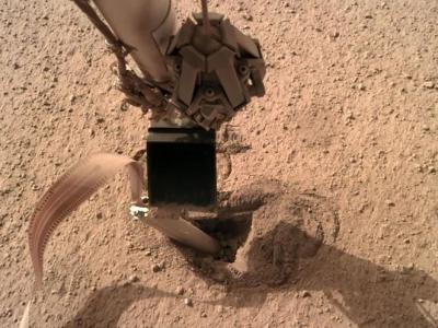 NASA洞察号火星着陆器尝试新方法来推动被卡住的“鼹鼠”移动