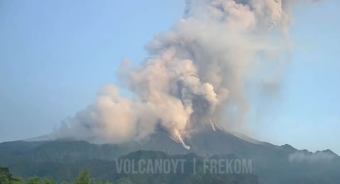 印尼爪哇岛上的默拉皮火山喷出6000米高灰柱