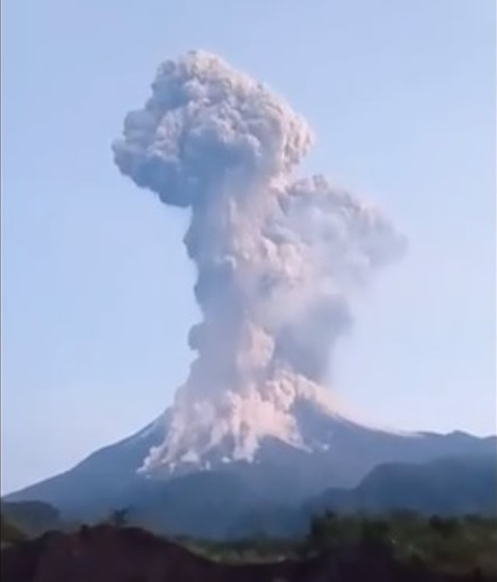 印尼爪哇岛默拉皮火山喷发 火山灰云升上6000米高空