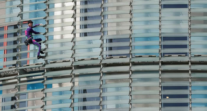 法国“蜘蛛人”阿兰·罗伯特徒手攀爬巴塞罗那摩天大楼 对恐惧新型冠状病毒发出抗议