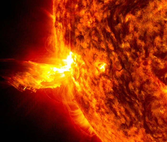 太阳风暴有时会包含太阳闪焰，在这张影像中，高能粒子从太阳喷射出来。 IMAGE BY NASA, SDO
