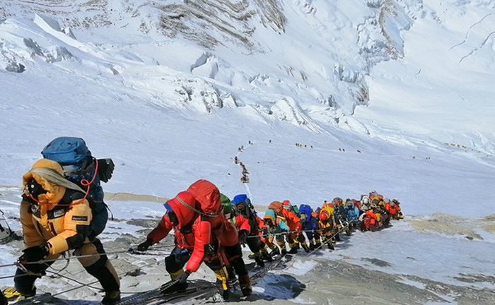 尼泊尔政府收取攀登珠穆朗玛峰的每人攀登许可证的1.1万美元费用 不想限制菜鸟登山客