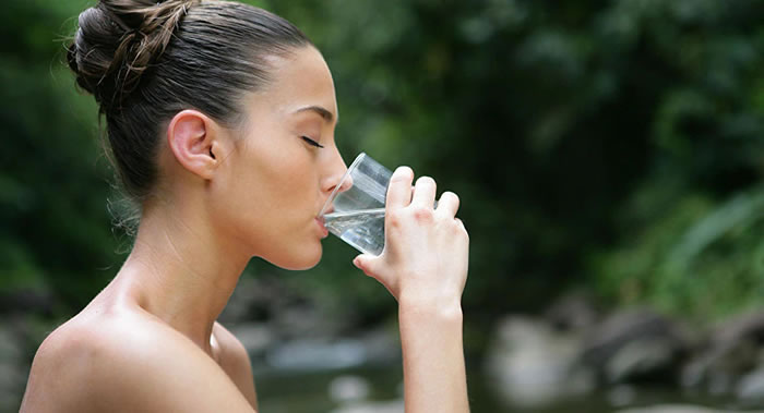 德国《焦点》新闻周刊：空腹喝水对身体有积极的作用