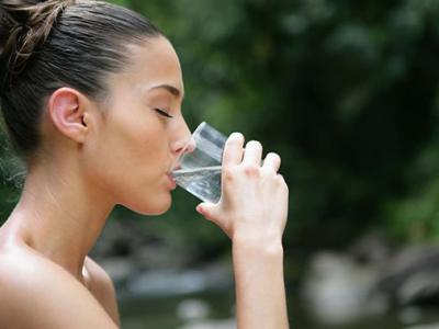 德国《焦点》新闻周刊：空腹喝水对身体有积极的作用