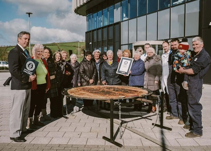 英国威尔斯糕点店现烤巨型威尔斯蛋糕创吉尼斯世界纪录