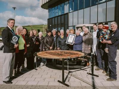 英国威尔斯糕点店现烤巨型威尔斯蛋糕创吉尼斯世界纪录