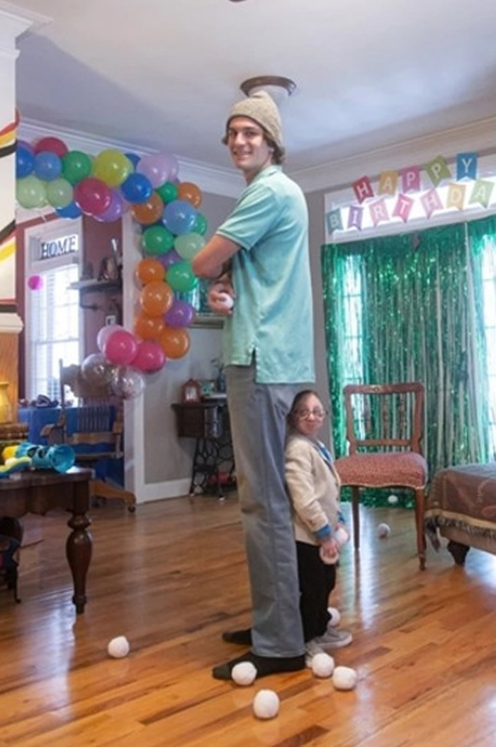 美国乔治亚州全球最矮男人Nick Smith庆生 弟弟身高为其逾2倍