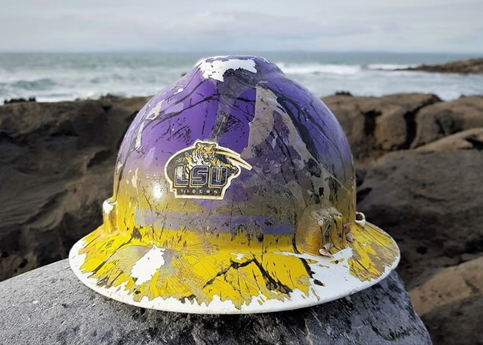 爱尔兰西海岸克莱尔县男子意外海滩发现一顶安全帽 原来从6920公里外的美国漂流过来