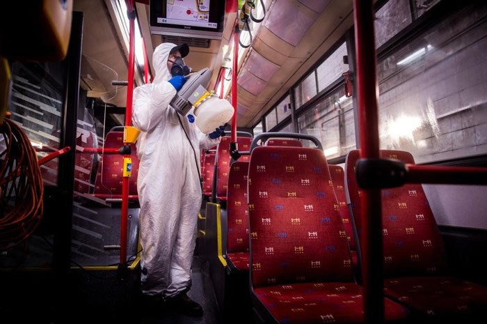 2020年3月11日，在斯洛伐克的布拉迪斯拉发市（Bratislava），一名身穿防护衣的工人正在交通运输公司（Transport Company）的公交车清洗