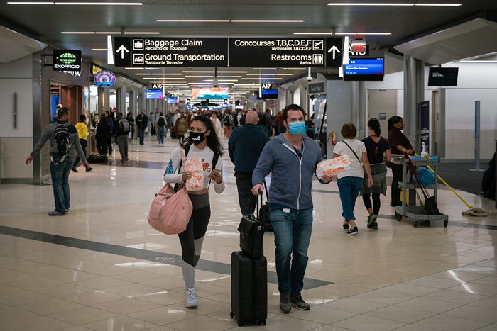 美国哈茨菲尔德－杰克逊亚特兰大国际机场，旅客为了防疫戴上口罩。 照片来源：Chad Davis（CC BY-SA 2.0）