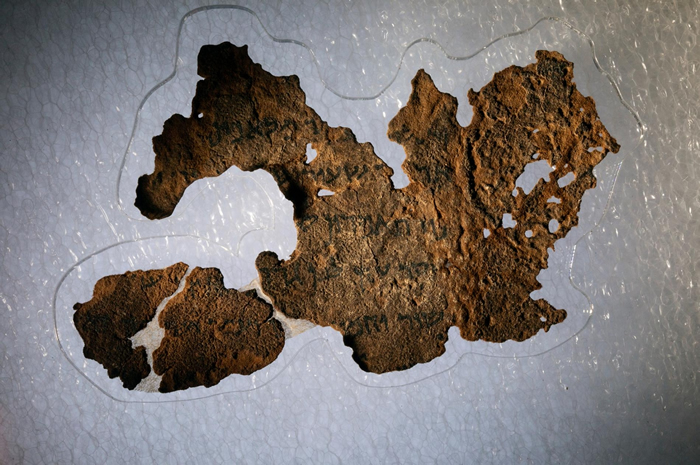 圣经博物馆（The Museum of the Bible）收藏了16件据说全为死海古卷的碎片，包括这件《创世纪》碎片。 一项由圣经博物馆赞助的新科学调查，确认