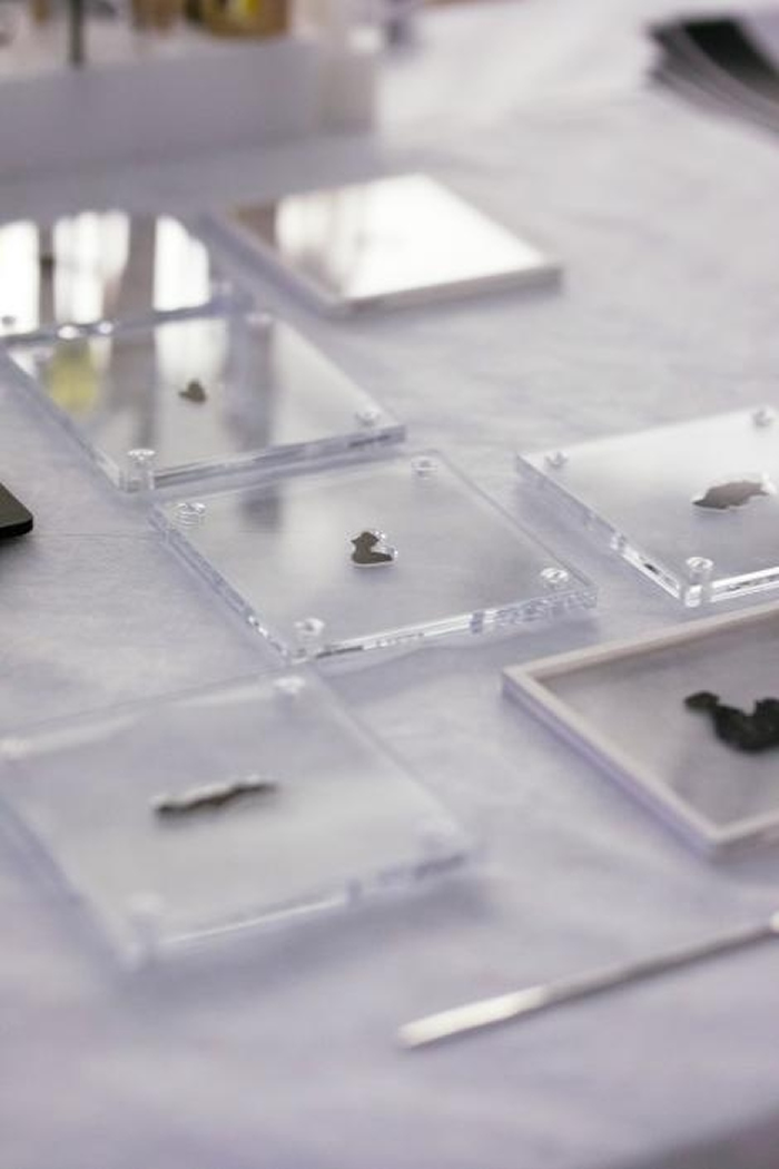 圣经博物馆的死海古卷碎片放置在特制压克力底座上，等着接受详细检查。 PHOTOGRAPH BY REBECCA HALE, NGM STAFF