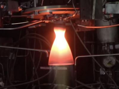 NASA和推进器开发公司Frontier Aerospace在真空舱内对推进器原型进行高温测试