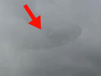 新加坡天空云层中惊现巨型UFO？