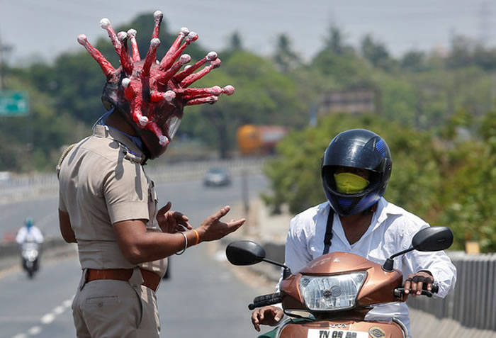 印度警察竟戴新冠病毒头盔吓阻民众回家