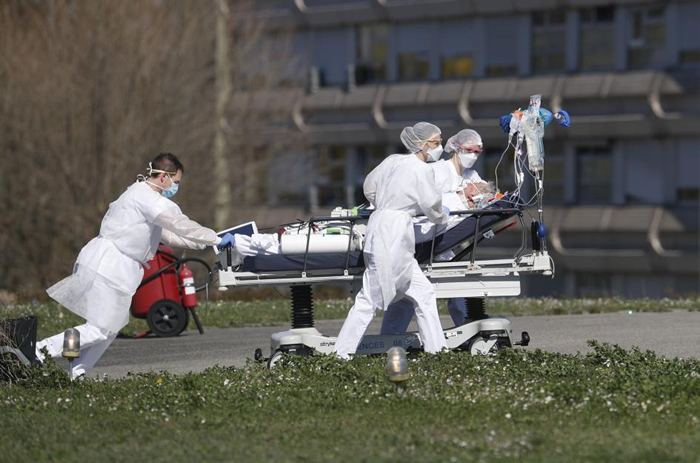 2020年3月23日，一名感染COVID-19的患者从法国东部的米卢斯市民医院（Mulhouse Civil Hospital）撤出。 大东部大区（Grand